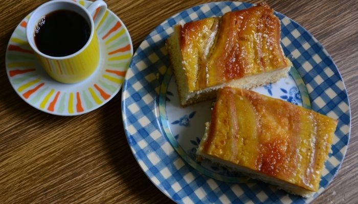 Bolo de banana caramelizada