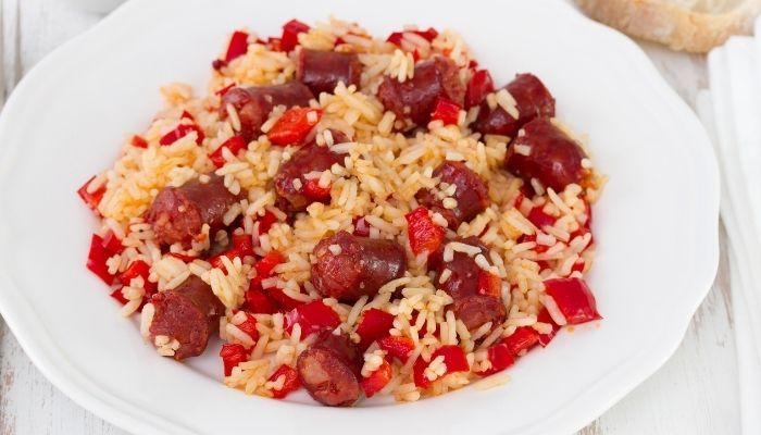 Como fazer arroz com linguiça