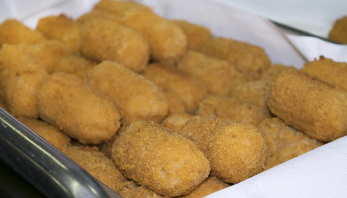 Croquete de arroz com queijo