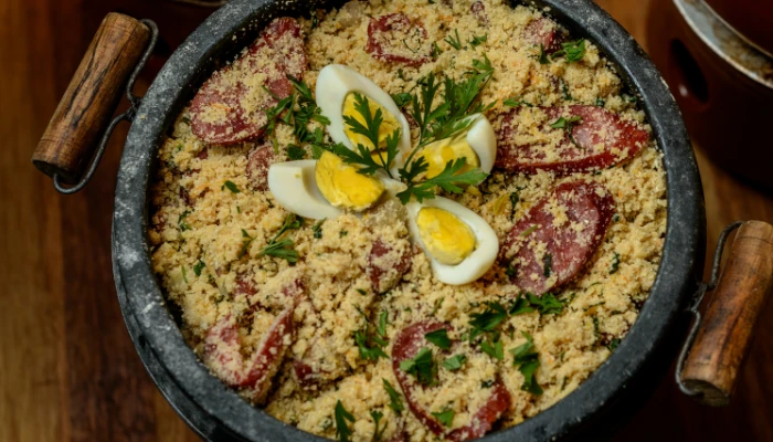 Farofa com bacon e calabresa