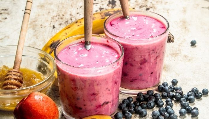 Smoothie de banana com frutas vermelhas