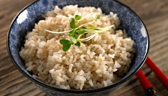 Arroz integral na panela de pressão