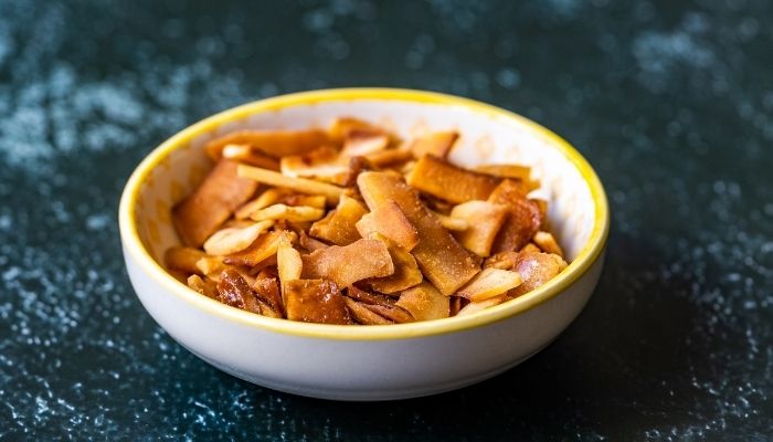 Coco em pedaços caramelizado