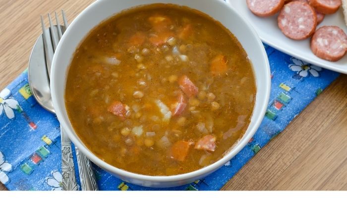 Como fazer sopa de lentilha com calabresa