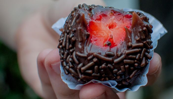 brigadeiro recheado com morango