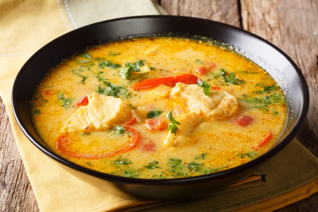 Como fazer moqueca de peixe com leite de coco